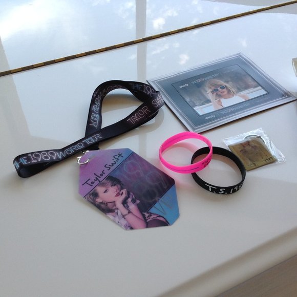 TAYLOR SWIFT VIP Merchandise Set from “1989 Tour” - Picture 2 of 15